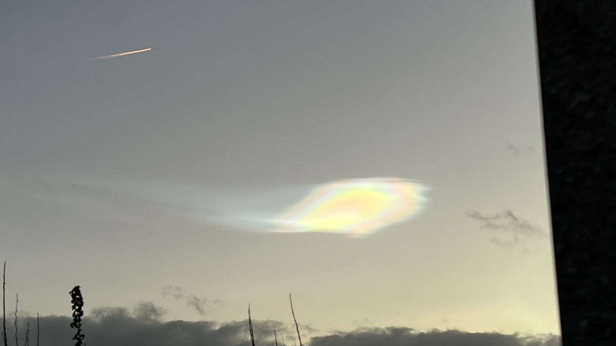 Arguspanoptes6C's tweet photo. Can someone explain this please, we are very drunk and not sure if its real?🍻🍻 @bbcweatherwatch https://t.co/P6Yg7km4dY