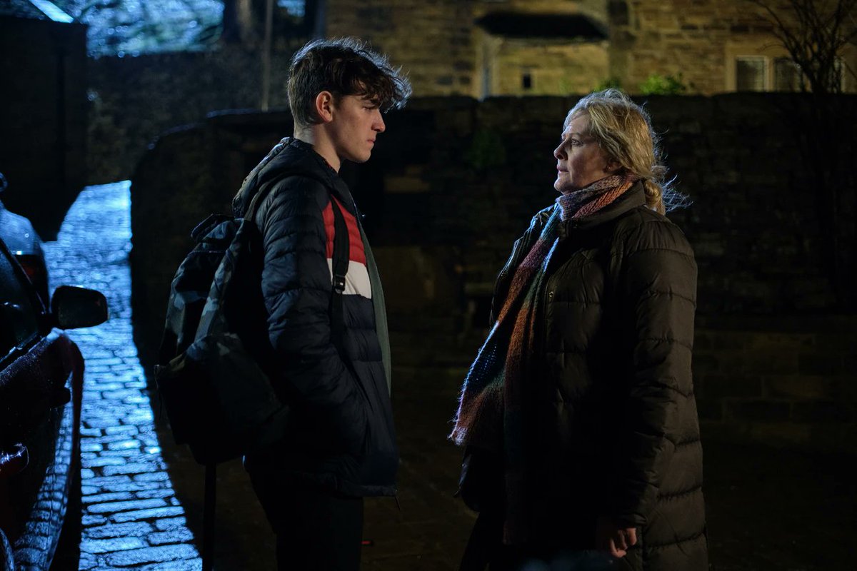SarahLancsUK's tweet photo. OH MY GOD!!!!! It can’t end like that 😱😱 #HappyValley https://t.co/50BmeEkJkg