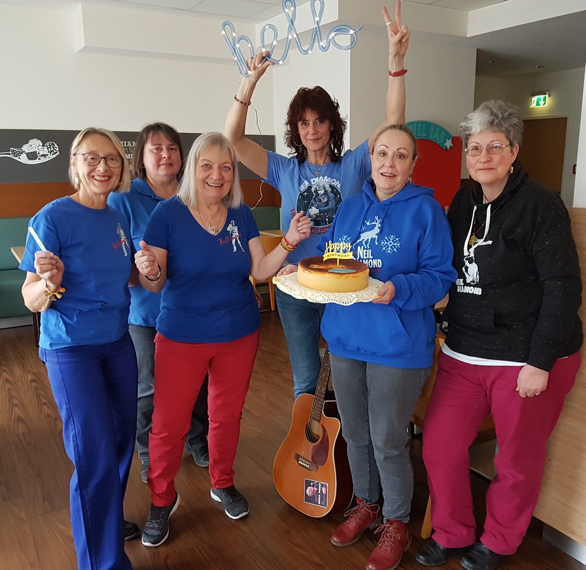 ElisabethCook2's tweet photo. Our annual @NDiamondFansDE get-together to celebrate @NeilDiamond 's birthday had to show some diamonds, #cherrycherry, #redredwine a frog who dreamed of being a king. 
#neildiamondforever #neildiamondsongs @KatieMcDiamond https://t.co/WqSlodtrGT