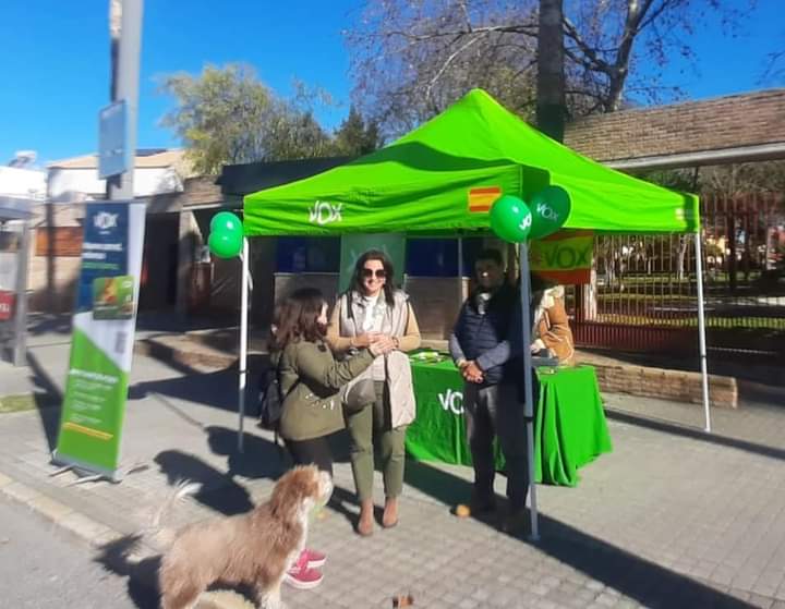 VOX_Valencina's tweet photo. 🗣️📑 Exitosa jornada informativa ayer en Valencina de la Concepción.

Cada vez más valencineros se interesan por nuestra formación y nos felicitan por nuestra labor en la Diputación, el Parlamento y el Congreso.

📢 ¡Pronto VOX estará en el Ayuntamiento! 

#VoxContigo https://t.co/5MtnRLP3jC