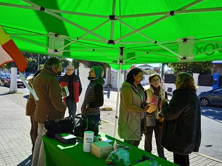 VOX_Valencina's tweet photo. 🗣️📑 Exitosa jornada informativa ayer en Valencina de la Concepción.

Cada vez más valencineros se interesan por nuestra formación y nos felicitan por nuestra labor en la Diputación, el Parlamento y el Congreso.

📢 ¡Pronto VOX estará en el Ayuntamiento! 

#VoxContigo https://t.co/5MtnRLP3jC