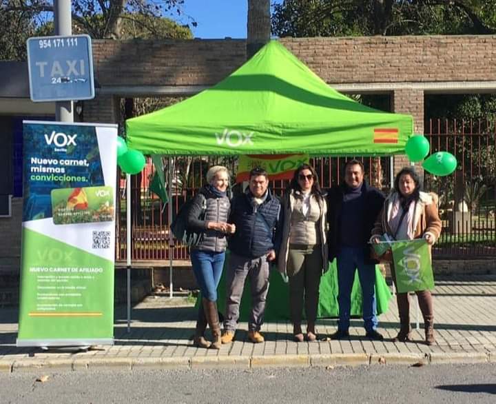VOX_Valencina's tweet photo. 🗣️📑 Exitosa jornada informativa ayer en Valencina de la Concepción.

Cada vez más valencineros se interesan por nuestra formación y nos felicitan por nuestra labor en la Diputación, el Parlamento y el Congreso.

📢 ¡Pronto VOX estará en el Ayuntamiento! 

#VoxContigo https://t.co/5MtnRLP3jC
