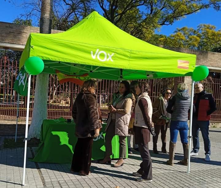 VOX_Valencina's tweet photo. 🗣️📑 Exitosa jornada informativa ayer en Valencina de la Concepción.

Cada vez más valencineros se interesan por nuestra formación y nos felicitan por nuestra labor en la Diputación, el Parlamento y el Congreso.

📢 ¡Pronto VOX estará en el Ayuntamiento! 

#VoxContigo https://t.co/5MtnRLP3jC