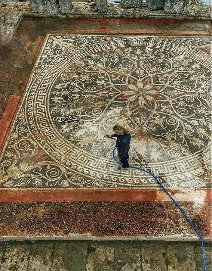 The c. 2,400 year old Mosaic of the Oikos at Aigai Palace in Vergina, Greece. Built by Philip II (c. 359-336 BCE), father of Alexander the Great, it is one of the largest known Hellenistic mosaics.
🏛️ Aigai Palace
📷Theclassicalco