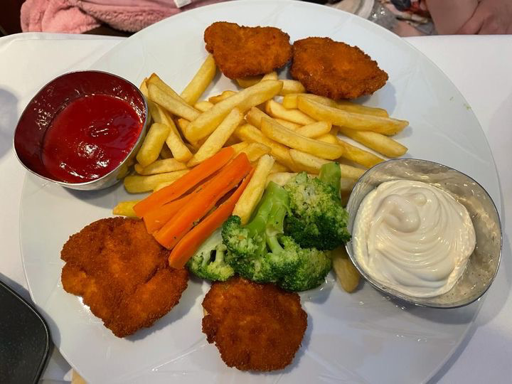 Kids LOVE our freshly made Chicken Breast ‘Nuggets’ served with homemade fries, fresh veg and dips 😋🥘🍛

OPEN at 5pm 7 days a week!
rubys.org.uk

#happykids #kidsfood #foodlover #indianfood #authenticcurry #rubysindianrestaurant #bishopsstortford