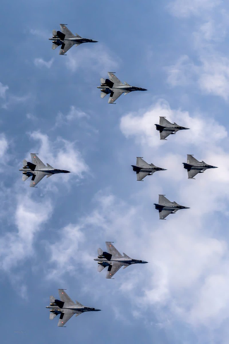 Defence_XP's tweet image. Not an Ordinary Pictures. 🔥 

#IAF participated in a bilateral exercise with the French Naval Carrier Strike Group near Bombay High. While IAF participated with  Su-30MKI, AWACS &amp;amp;  IL-78 AAR Tanker, the French navy participated with  Rafale M &amp;amp; an E2C Hawkeye.

#Jointexercise