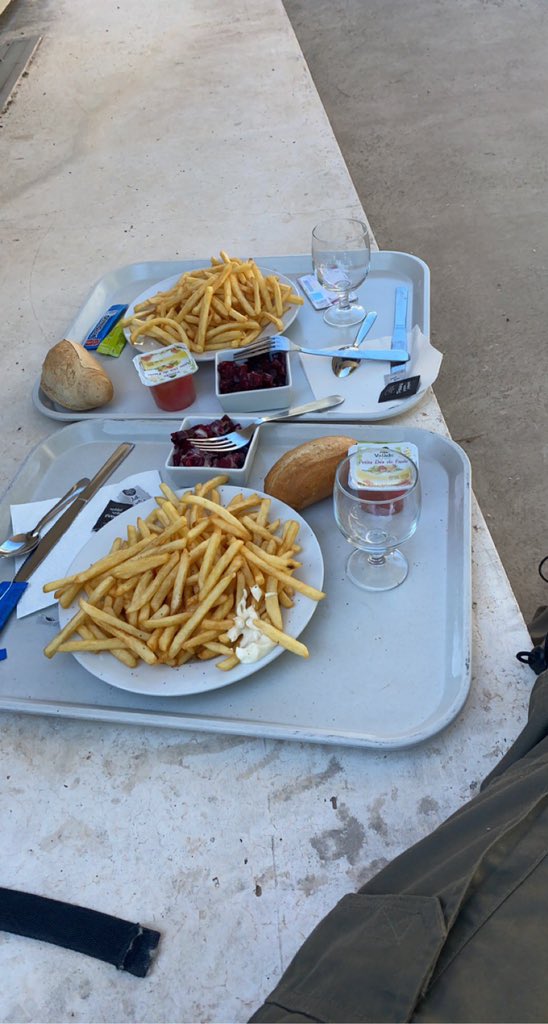 neo_vsk's tweet photo. date au crous elle s’est enfui https://t.co/OJKM1IBw3O