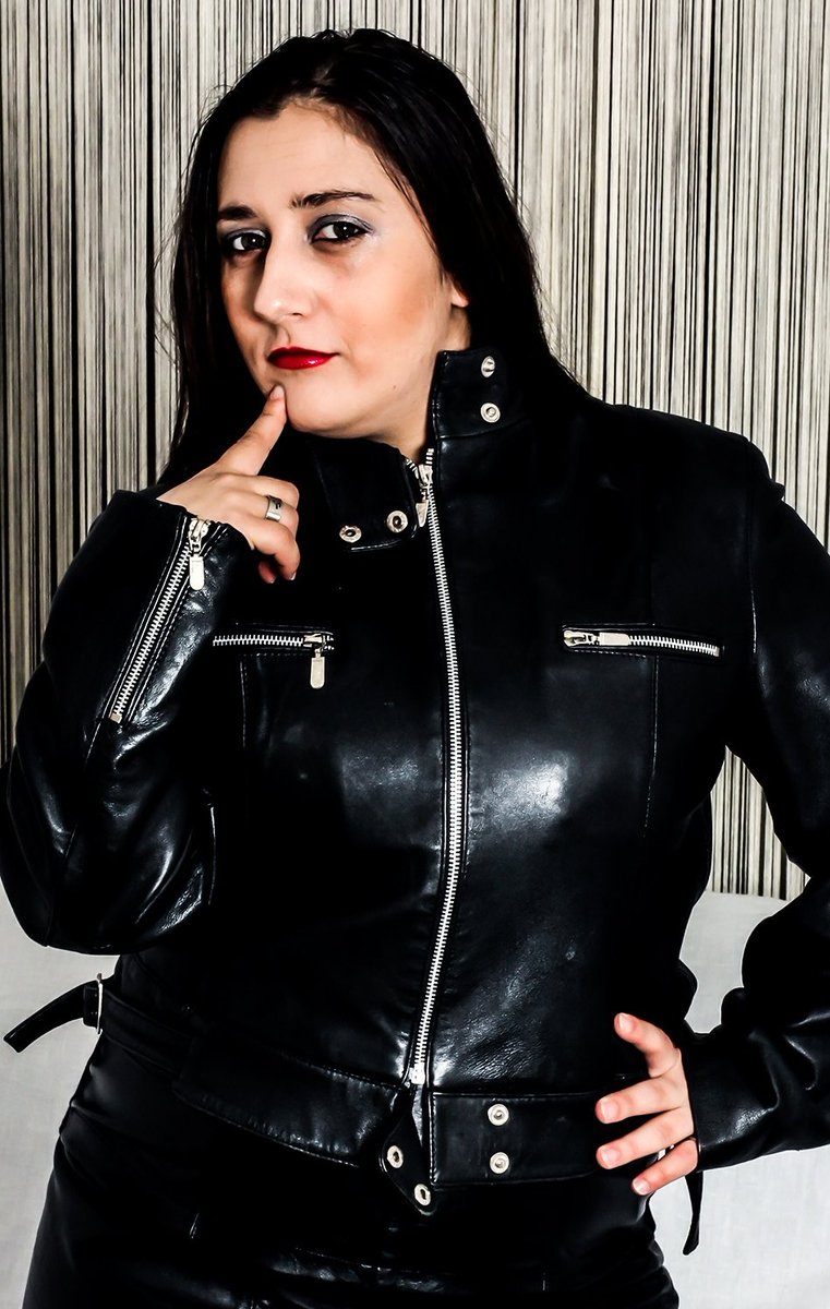 fetishgirlsuk's tweet photo. I wonder if @ClubKimScott is thinking do I look sexy? I say yes you look very sexy and horny and fantastic in black #leather #LeatherJacket #kinky #hardon #coldshowerneeded ❤️❤️ https://t.co/2t5Ps6b6Ur