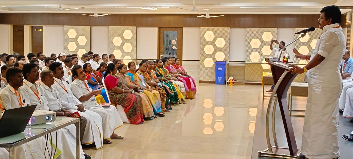 EmtKathiravan's tweet photo. இராமநாதபுரம் மாவட்ட செயற்குழு கூட்டம் இன்று சிறப்பாக நடைபெற்றது.
இதில் மதுரை பெருங்கோட்ட பொறுப்பாளர் திரு கதலி நரசிங்க பெருமாள் அவர்கள் சிறப்பு விருந்தினராக கலந்து கொண்டார்கள்.
@annamalai_k @kathaliperumal

#EMTkathiravan 
#EMTBrothers
#EMTForce
#BJPRamanathapuram
#JaiHind https://t.co/f29V1yMgVE