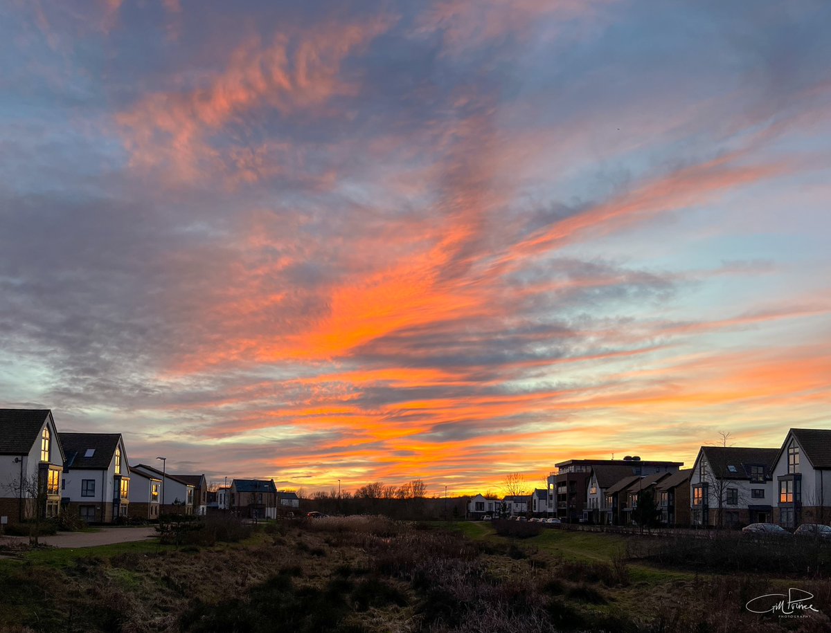 GillPrincePhoto's tweet photo. Wow! Look at that π A quick phone shot just now along the Ousel Valley Park wildlife corridor - on the way back from Waitrose π€£π @scenesfromMK @DestinationMK @mkfuturenow @ChrisPage90 #LoveMK #MKSunset https://t.co/ardFjvFE3z