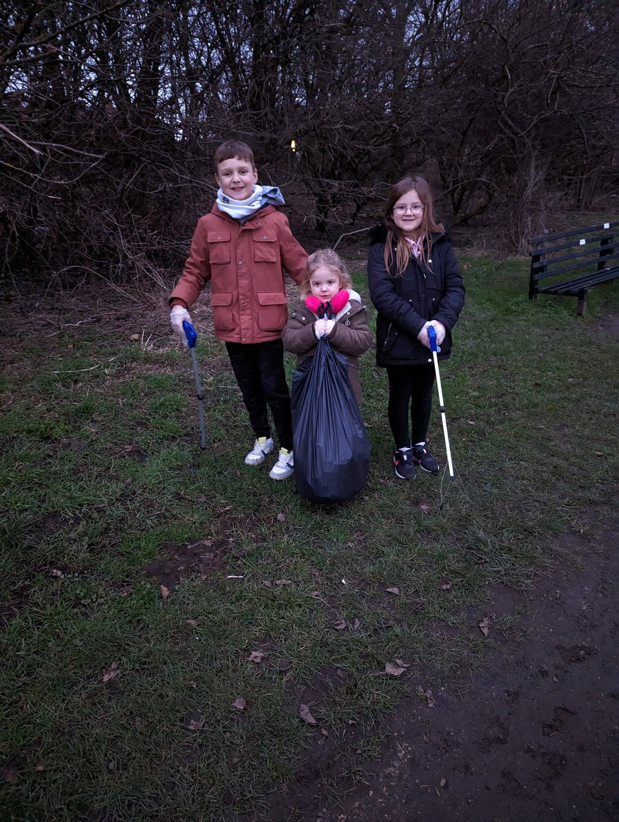 zeldabags's tweet photo. @OPA_LG @OPALG_N2122 @OPALG_3B2223 @OPALG_5B2223 
Jackson, Eden and Nina completed a litter pick on our street and surrounding streets and filled a bin liner on Friday after school. https://t.co/70MeCwHz9B