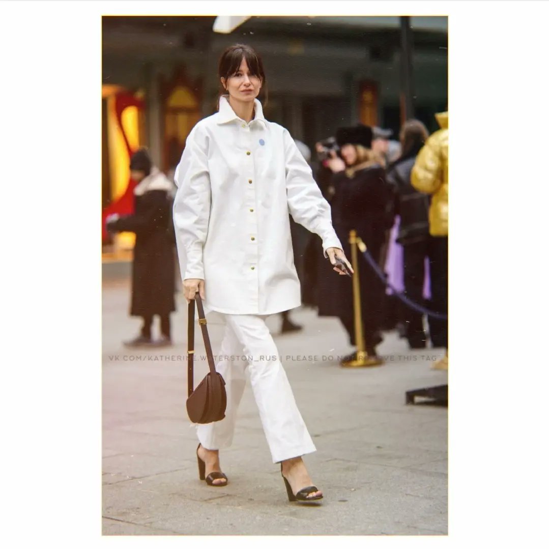 Katherine Waterston Russia tweet media