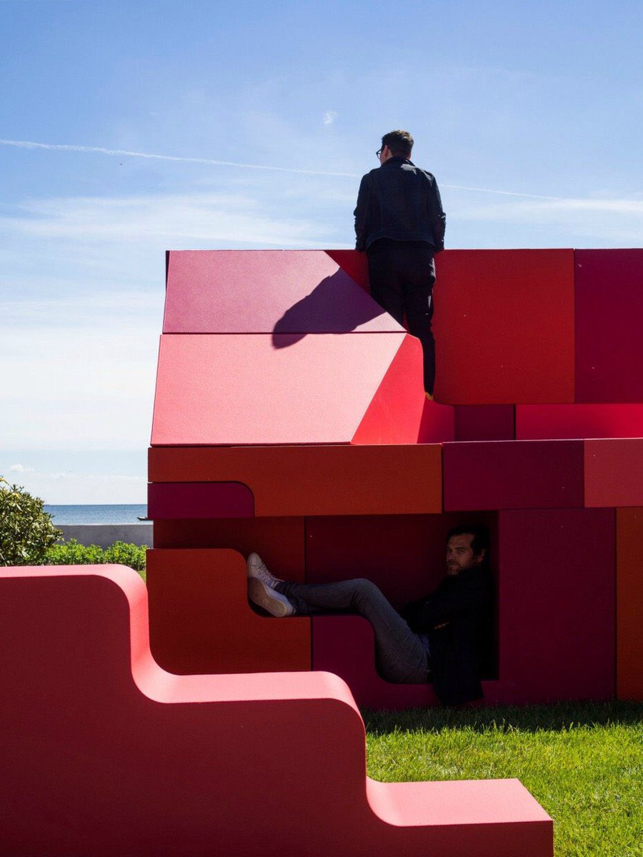 ProTecDi's tweet image. ¡Día Mundial del Rompecabezas!

▪️Bjarke Ingels (@BIG_Architects) y Simon Frommenwiler (@HHF_Architects) han creado un proyecto que imita los juegos de bloques de madera infantiles y el resultado es: La Casa Puzzle.

#3DaysOfDesign 
📸Embajada Suiza | Copenhague | Dinamarca