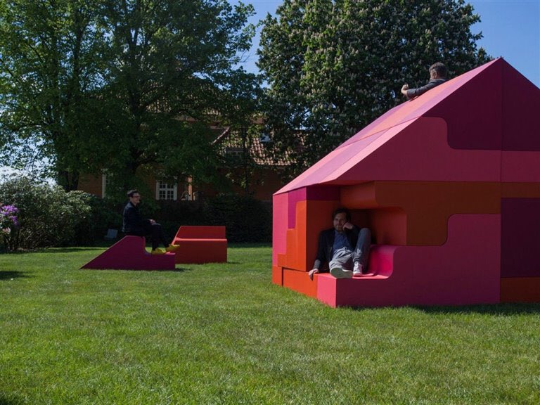 ProTecDi's tweet image. ¡Día Mundial del Rompecabezas!

▪️Bjarke Ingels (@BIG_Architects) y Simon Frommenwiler (@HHF_Architects) han creado un proyecto que imita los juegos de bloques de madera infantiles y el resultado es: La Casa Puzzle.

#3DaysOfDesign 
📸Embajada Suiza | Copenhague | Dinamarca