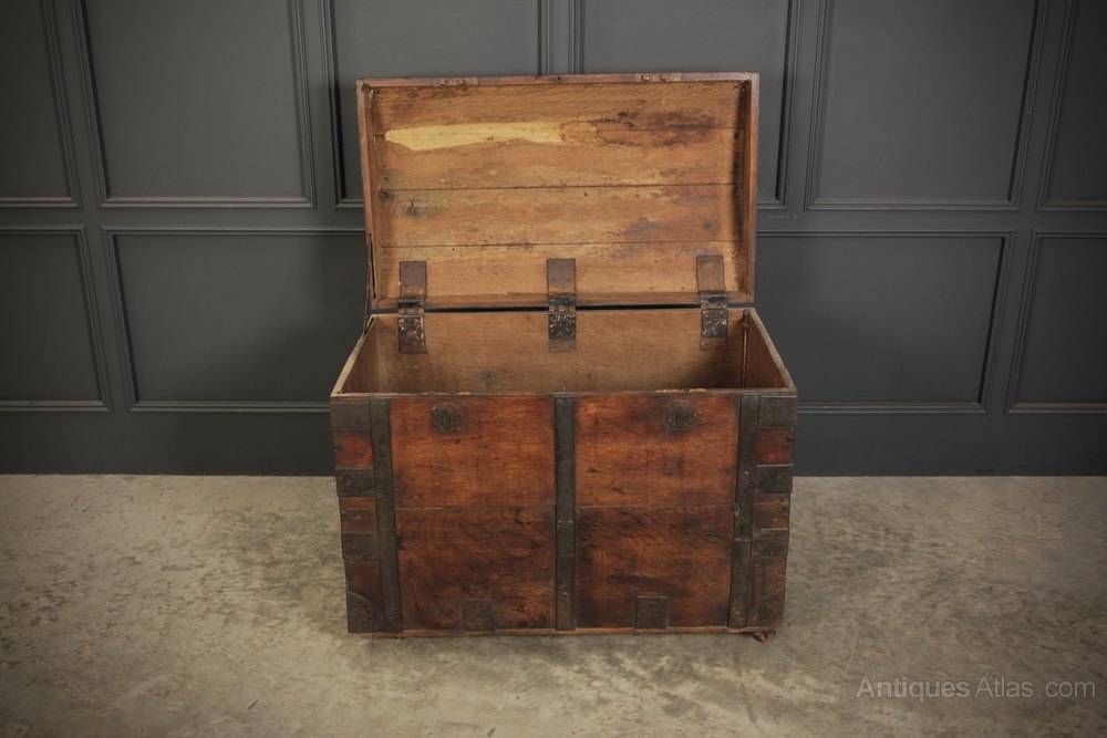 antiques_atlas's tweet photo. Oak & Iron Silver Chest from LT Antiques. #antiques @ltantiques https://t.co/qNmTYjoH0S #AntiqueFurniture https://t.co/6y3au7C80O
#silverchest #antiquesilverchest #antiquechests https://t.co/v4CbUR9cRz