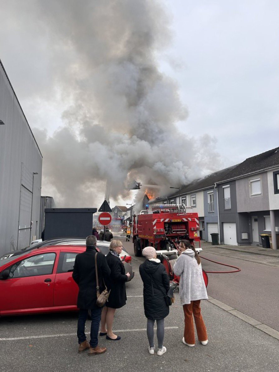 MA_Jamet's tweet photo. Énorme feu depuis 11h00 pas totalement éteint voie de l’équerre, @valdereuil_info. 5 à 8 logements embrasés par les charpentes. Merci aux pompiers @sdis27 venus vite et nombreux. Les locataires sont évacués. Une dame intoxiquée est à l’hôpital. Nous allons les reloger. https://t.co/KPZE31wC4X