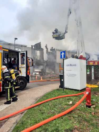 MA_Jamet's tweet photo. Énorme feu depuis 11h00 pas totalement éteint voie de l’équerre, @valdereuil_info. 5 à 8 logements embrasés par les charpentes. Merci aux pompiers @sdis27 venus vite et nombreux. Les locataires sont évacués. Une dame intoxiquée est à l’hôpital. Nous allons les reloger. https://t.co/KPZE31wC4X