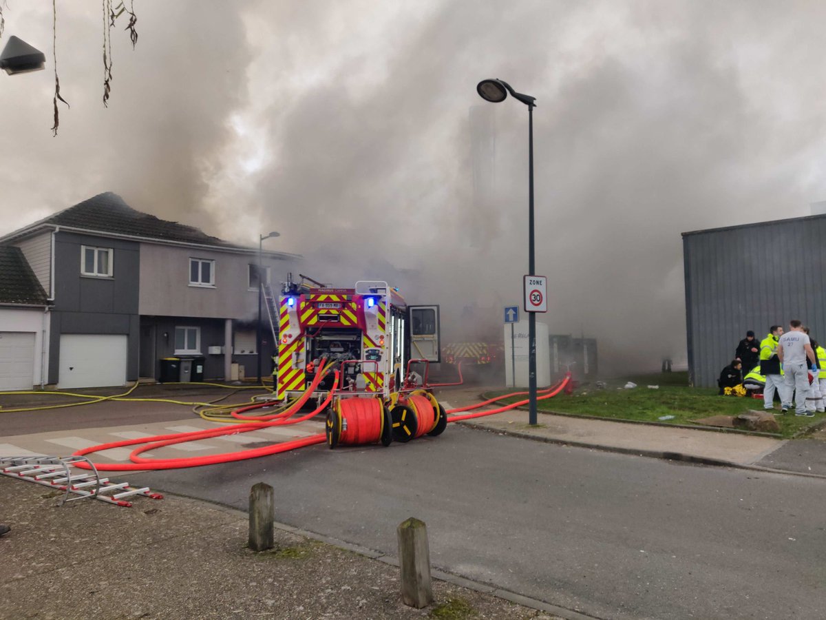 MA_Jamet's tweet photo. Énorme feu depuis 11h00 pas totalement éteint voie de l’équerre, @valdereuil_info. 5 à 8 logements embrasés par les charpentes. Merci aux pompiers @sdis27 venus vite et nombreux. Les locataires sont évacués. Une dame intoxiquée est à l’hôpital. Nous allons les reloger. https://t.co/KPZE31wC4X