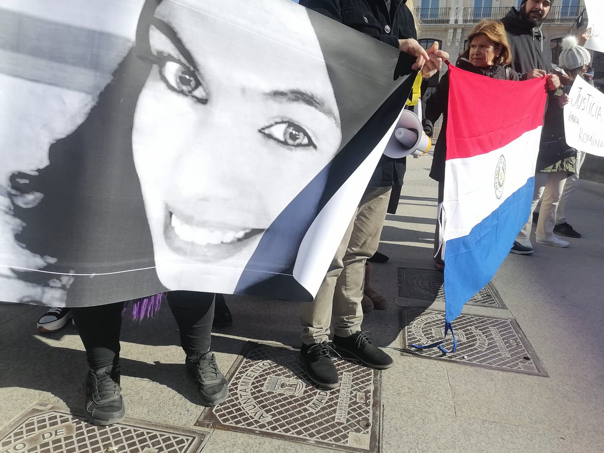 PyResisteMadrid's tweet photo. Estamos en Sol exigiendo justicia para Romina y Cárcel para Raúl Díaz Cachón
@PUFeminista @UltimaHoracom @ABCDigital 
#TodosSomosRomina https://t.co/Y2nsSw7gai