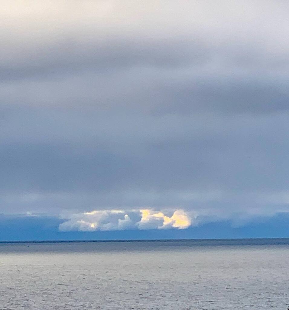 thecopperspoon's tweet photo. Lots of dolphins out in the bay this morning - happy Sunday lovely people ๐
.
.
#cornwall #marazion #seascape #clouds #cloudbathing #dolphins https://t.co/ZQ2MnzWEvR https://t.co/jeeem9lnMh