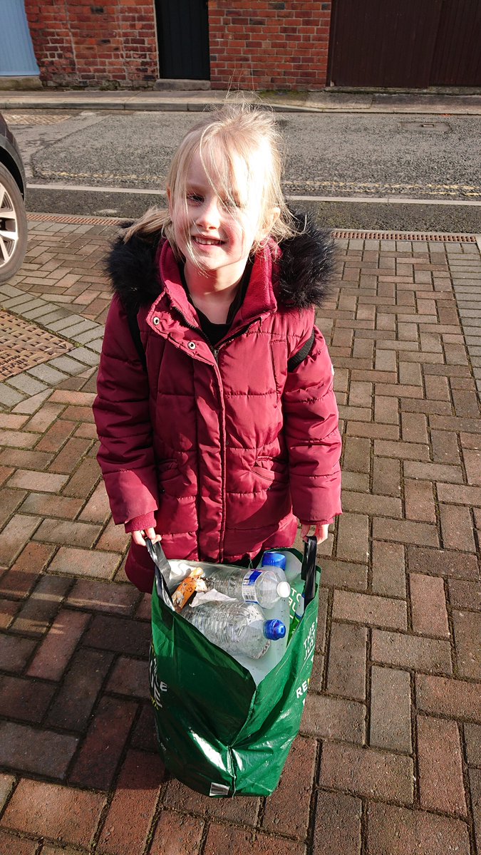 mduployen's tweet photo. Ruby was delighted to do a litter pick on the walk home after her performing arts class this morning but we were dismayed to collect enough rubbish on the 0.3m walk along the great north road to fill a bag for life 🙁 @ArchibaldFirst #AFScaring https://t.co/GpYFwQcsdI