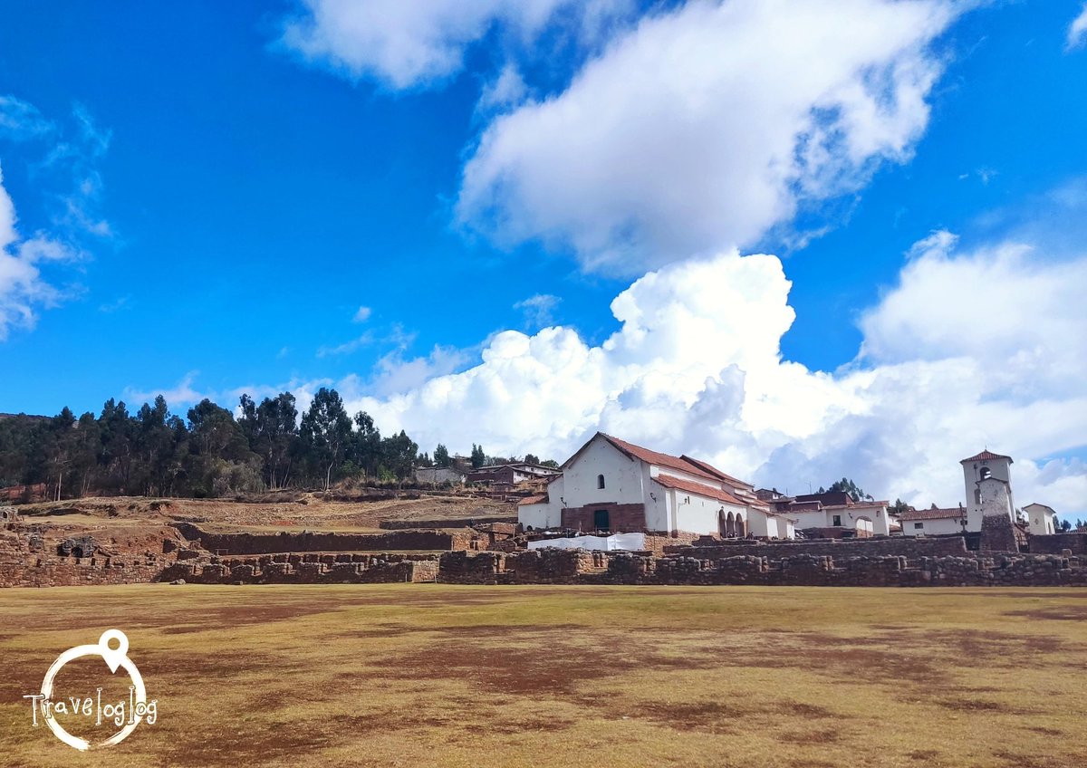 の風景🇵🇪 チンチェーロの様子 マチュピチュから戻り、同じくインカ帝国の遺跡のあるチンチェーロ へ ただ、ここの見どころは教会だったり。 内部は撮影禁止でしたが、入口のアーチにあるような模様が、壁や天井の全面にびっしり！ エキゾチックな教会が見れます😮