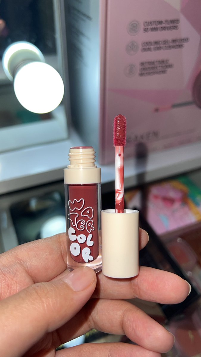 _friedciken's tweet photo. Don’t walk to Watsons…. RUN!!!!! 🏃🏻‍♀️💨

Bibir i kering gila padahal minum air banyak, pakai lip balm. Tried this RM15 lip serum &amp; it works for me! Dah lah warna cantik https://t.co/ParWDzpTAo