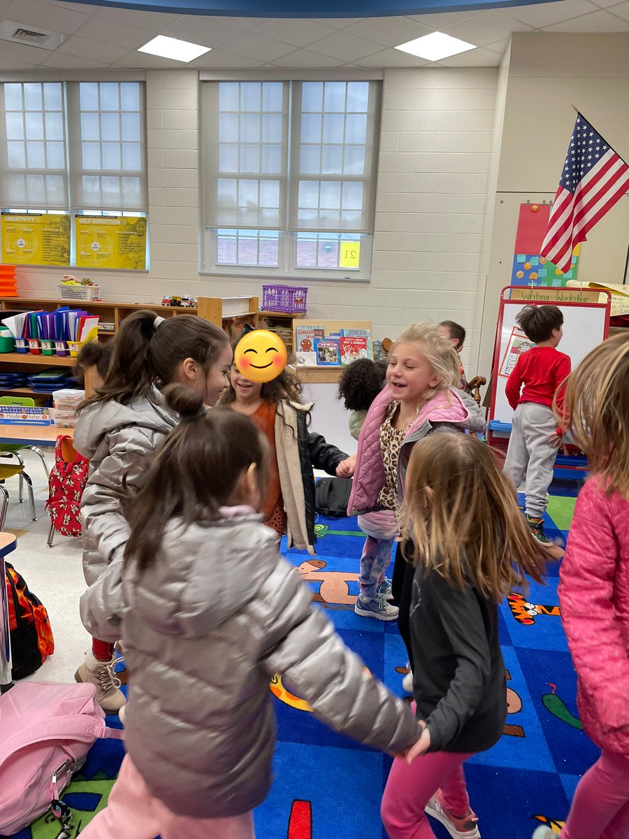 What a way to end the month-a dance party with your friends! 💙