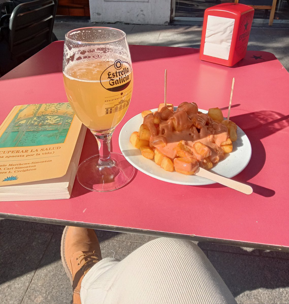 carmeballesta's tweet photo. Avui estem vius i és una gran sort.
Només ens falta recordar i agraïr tot el que tenim i el que encara podem fer.
Els dies se'ns escapen de les mans i desapareixen com si res.
#salut
#vermutillo https://t.co/Yn2RTkxCiN