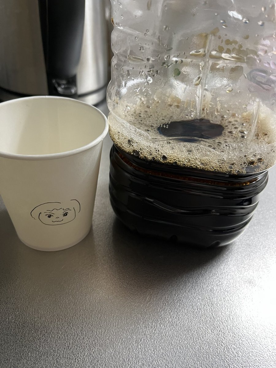 or_loveme's tweet photo. 今日の終わりに
こちら本来なら水1Lに対して1パックのところ

水800㎖に対してティーパック6つ入れた烏龍茶。消費したく...
飲んでみたところ「あれ？意外と（飲める）」と思った瞬間
(　ﾟдﾟ)ってなるくらい苦い

そして、母が描いた私の似顔絵つき紙コップ
いやほんといつ見ても特徴捉えすぎ https://t.co/ubiAjWyy6A