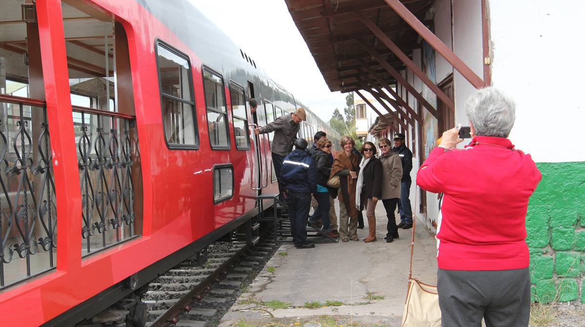 eluniversocom's tweet photo. Ferrocarril del Ecuador volvería a rodar en abril en la Nariz del Diablo, uno de los tramos a rehabilitar durante 2023 ► https://t.co/wHSuAWPAJM https://t.co/EeCl4ZFHbU