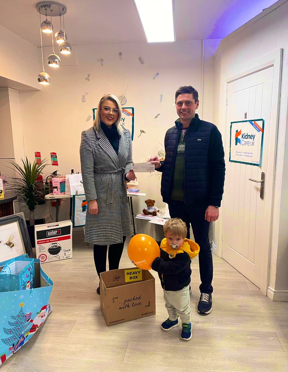 JoAnne_Dobson's tweet image. Delighted to call in with Lynsey Cartmill at #Studio44 in #Markethill to thank her for raising an amazing £2,160 to help local kidney patients through @kidneycareuk &amp;amp; all because of her wonderful wee relative Olly! #HesAStar #KidneyFamily 💅💇‍♀️❤️