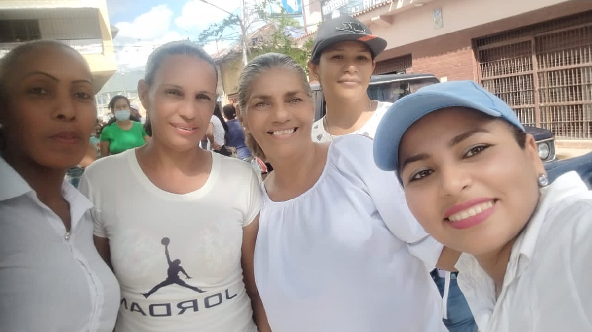 Cdjppazcastillo's tweet photo. La Coordinadora de la Casa de Justicia y Paz del municipio Paz Castillo y eje Valles del Tuy, Yarima Bandez y todo su equipo de trabajo, les desea un #FelizDomingo  a todos los venezolanos y venezolanas. ¡Promovemos la Paz! #SancionesMatanSueldo 
 @NicolasMaduro @HectoRodriguez https://t.co/wJ0sv3yg9H