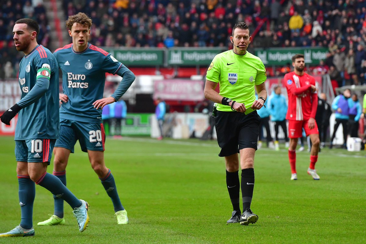 fr12nl's tweet photo. Merkwaardige wedstrijd van de scheidsrechter.. 🤨

#tweFEY https://t.co/04B1suPyNU