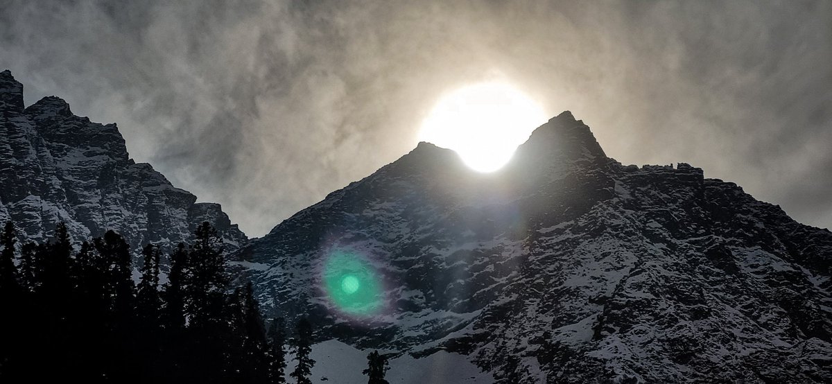 quite_click's tweet photo. Seen sun behind the hills 😍 https://t.co/dN47ByYRGW