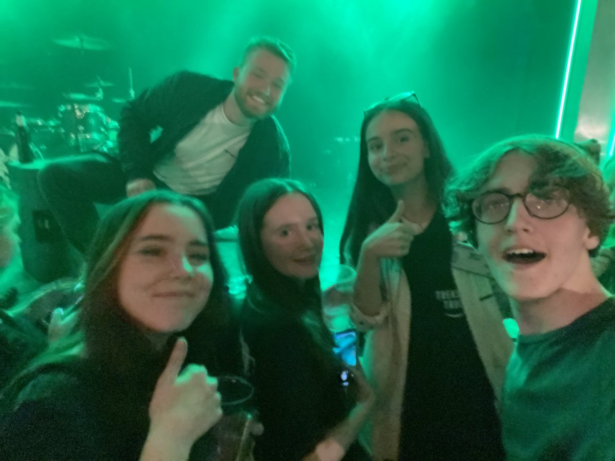 emisthere's tweet image. markmarkmark + besties [@LewisBeaniie @lunalutv @irislillyy @Mark_LVJY]