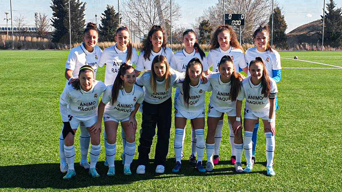 👏 ¡Ánimo Raquel! 👏
👕 Las jugadoras del Real Madrid B saltaron al campo portando camisetas de apoyo a Raquel Iñigo, lesionada en el último partido de liga.