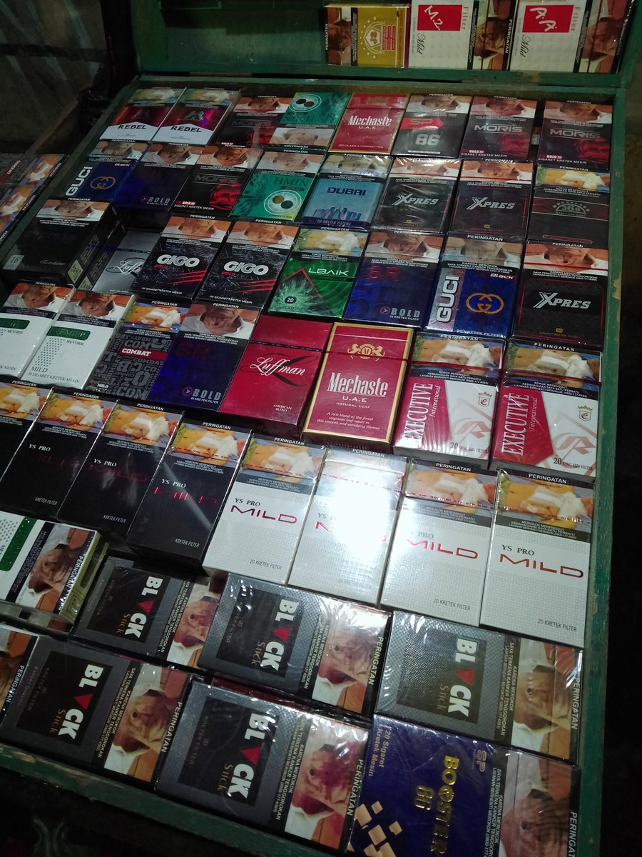 Titik terendah seorang pria, mulai membeli rokok yang tidak jelas