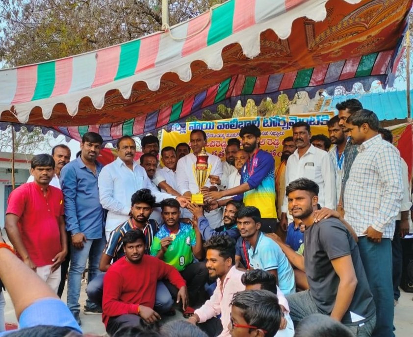 VeeraReddy_BJP's tweet photo. మునుగోడు మండలం పలివెల గ్రామం లో యువజన సంఘాల అద్వర్యం లో ఏర్పాటుచేసిన వాలీ బాల్ టౌర్నమెంట్ లో గెలిచిన విజేతలకు మునుగోడు మాజీ శాసనసభ్యులు శ్రీ కోమటిరెడ్డి రాజ్ గోపాల్ రెడ్డి గారితో కలిసి బహుమతి ప్రదానం చేయడం జరిగింది..
#DonuruVeeraReddy 
#TeamDVR
#Bjp4Munugodu https://t.co/9LqjT9YUio