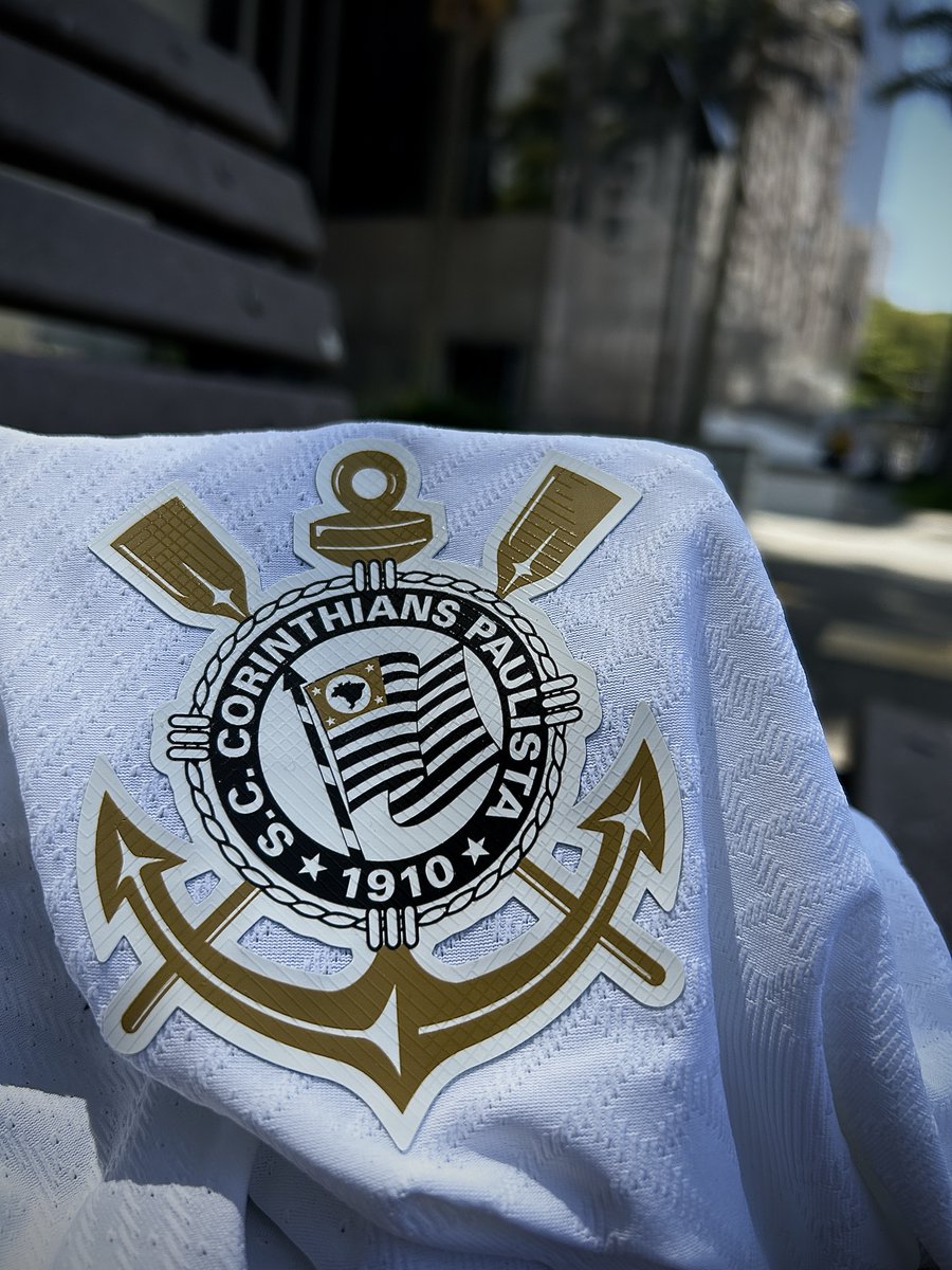 Corinthians's tweet photo. Domingo com jogo do Timão é dia de vestir o manto alvinegro! 🖤

Quem aí já está com a camisa do Coringão? 🤔

#DiaDeCorinthians
#SAOxSCCP
#VaiCorinthians https://t.co/kk4WoxFMSb