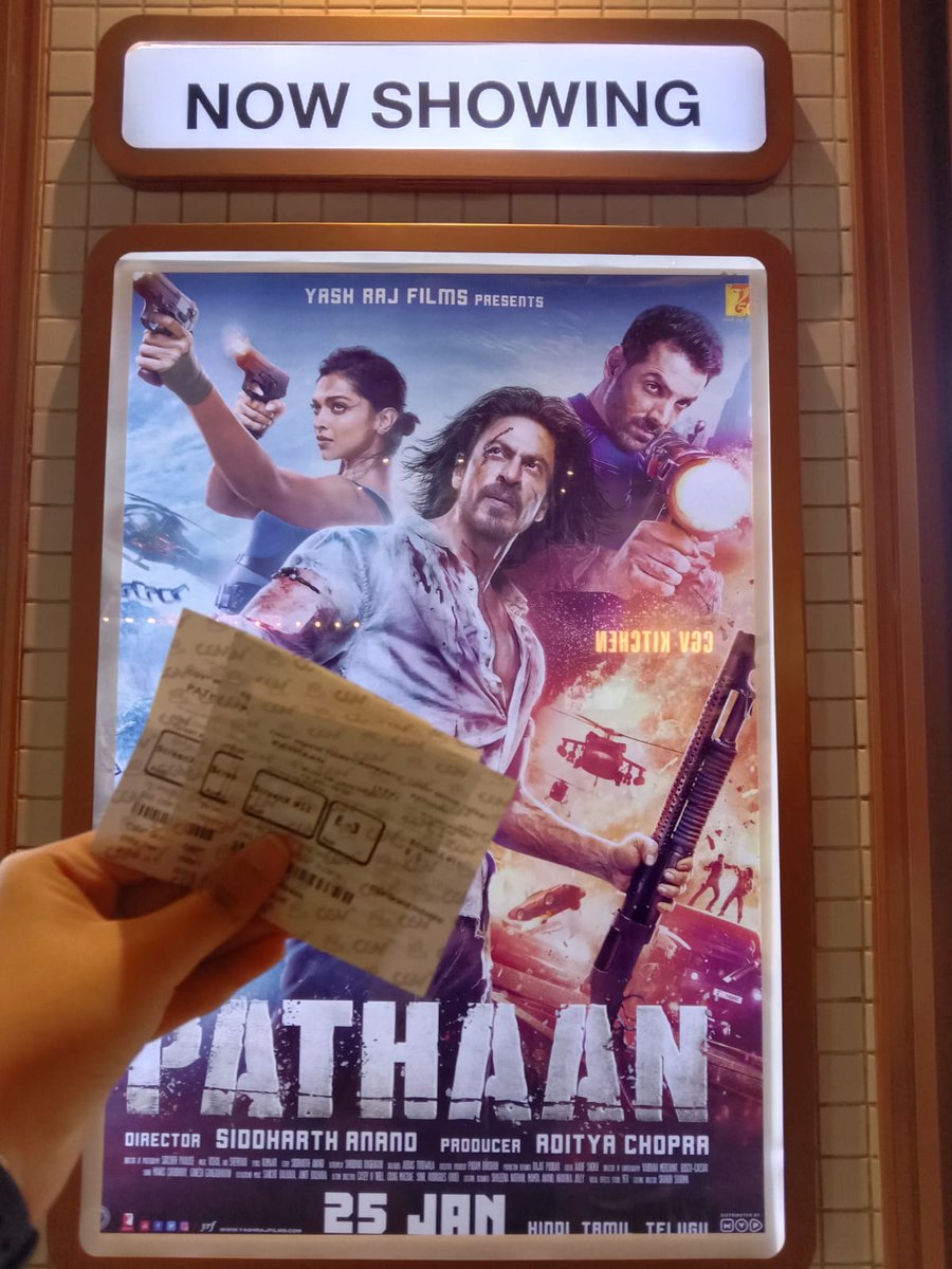 pyaaroses's tweet photo. #Pathaan is indeed a great movie!! im so freaking happy, bc its so rare to ever experience such things as sing and dance together with other audience when u watch a bolly movie in the movie theatre here in indonesia. glad that i spent my weekend well. ♡ https://t.co/v1OGkUqZ6h