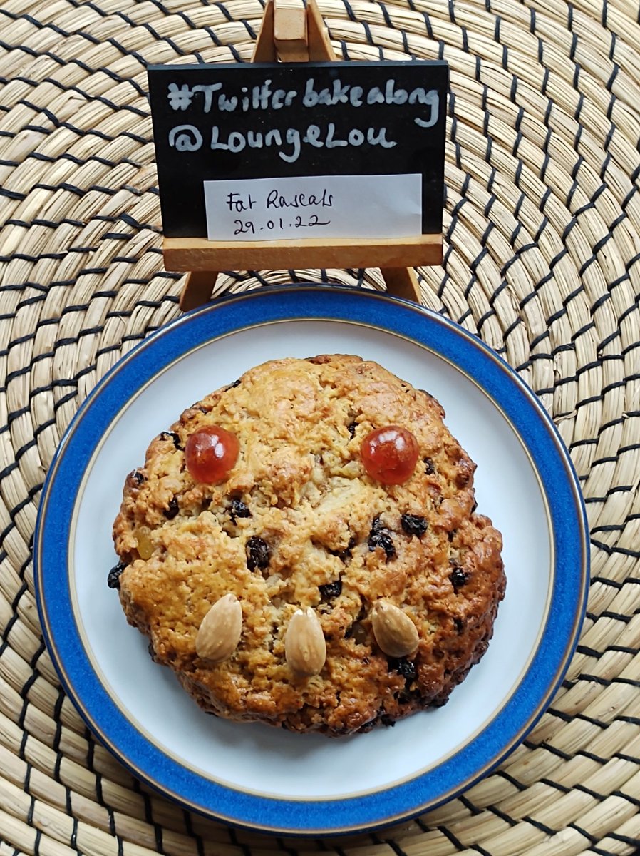 LoungeLou's tweet image. I think this is at the limit of my mini oven capability. I need to get a handle on the heat elements better, bit overdone underneath, smelt nice up til that point 🤣. 1 big #FatRascal for #TwitterBakeAlong @thebakingnanna1 @Rob_C_Allen