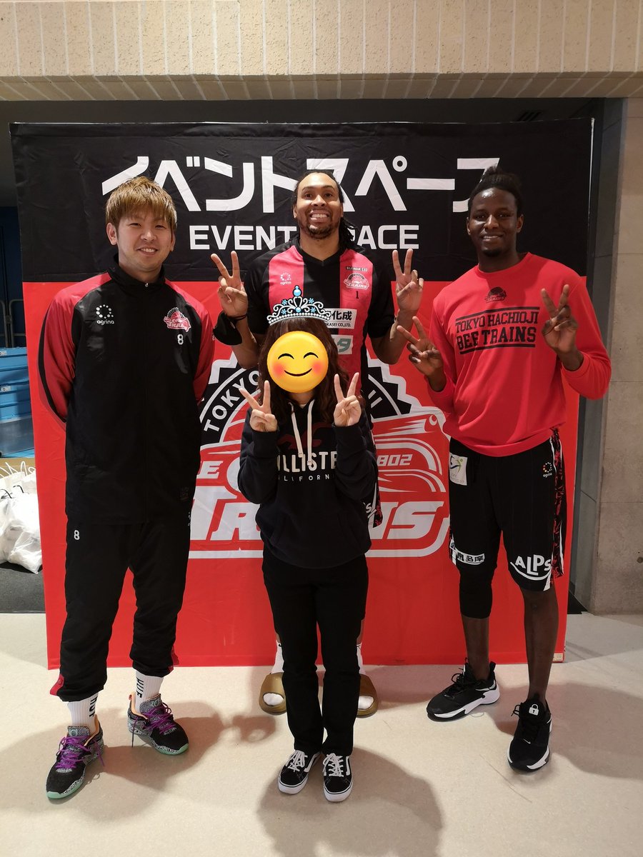 asatoh5's tweet photo. 後ろは絶対隠れるはず無いのに首をすくめてた私、、何故に?😆
カメラマン📷のサワさんが、4人なのにピース✌️が6本と何度も呟いてた理由がやっと分かった、、
KANNAさん、こちらの現場もでした😅
#JohnFields
#ジョンフィールズ3世
#ジュフ伴馬
#上江田勇樹 https://t.co/qF0sUY3MZZ