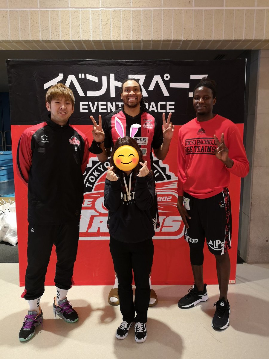 asatoh5's tweet photo. 後ろは絶対隠れるはず無いのに首をすくめてた私、、何故に?😆
カメラマン📷のサワさんが、4人なのにピース✌️が6本と何度も呟いてた理由がやっと分かった、、
KANNAさん、こちらの現場もでした😅
#JohnFields
#ジョンフィールズ3世
#ジュフ伴馬
#上江田勇樹 https://t.co/qF0sUY3MZZ