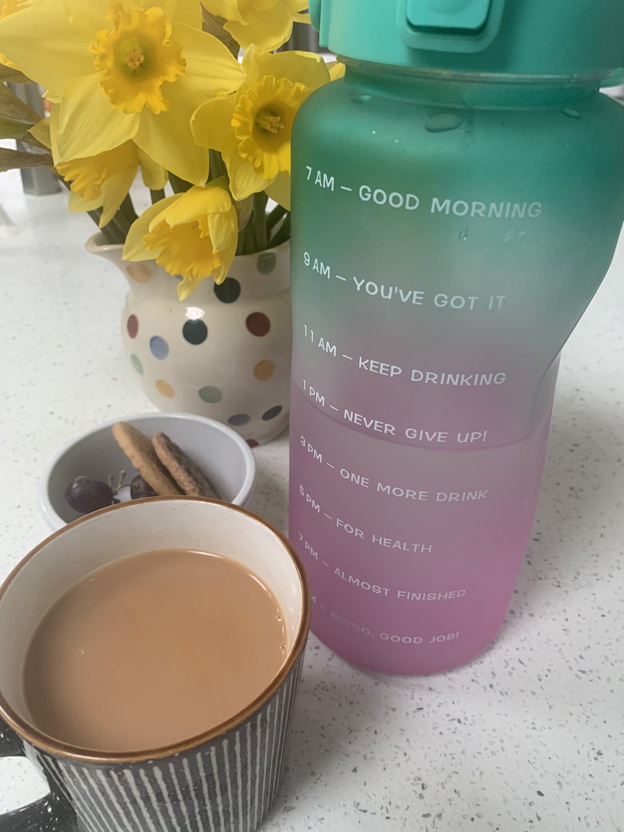 LyndaTLive's tweet photo. Sunday emails accompanied by #daffodils #biscuits and a huge cup of #buildersbrew It has to be @YorkshireTea of course! Also, don’t be fooled by the two biscuits, I ate four collating this pic 😂 #balance #SelfCareSunday https://t.co/AIoAgjI5Kv