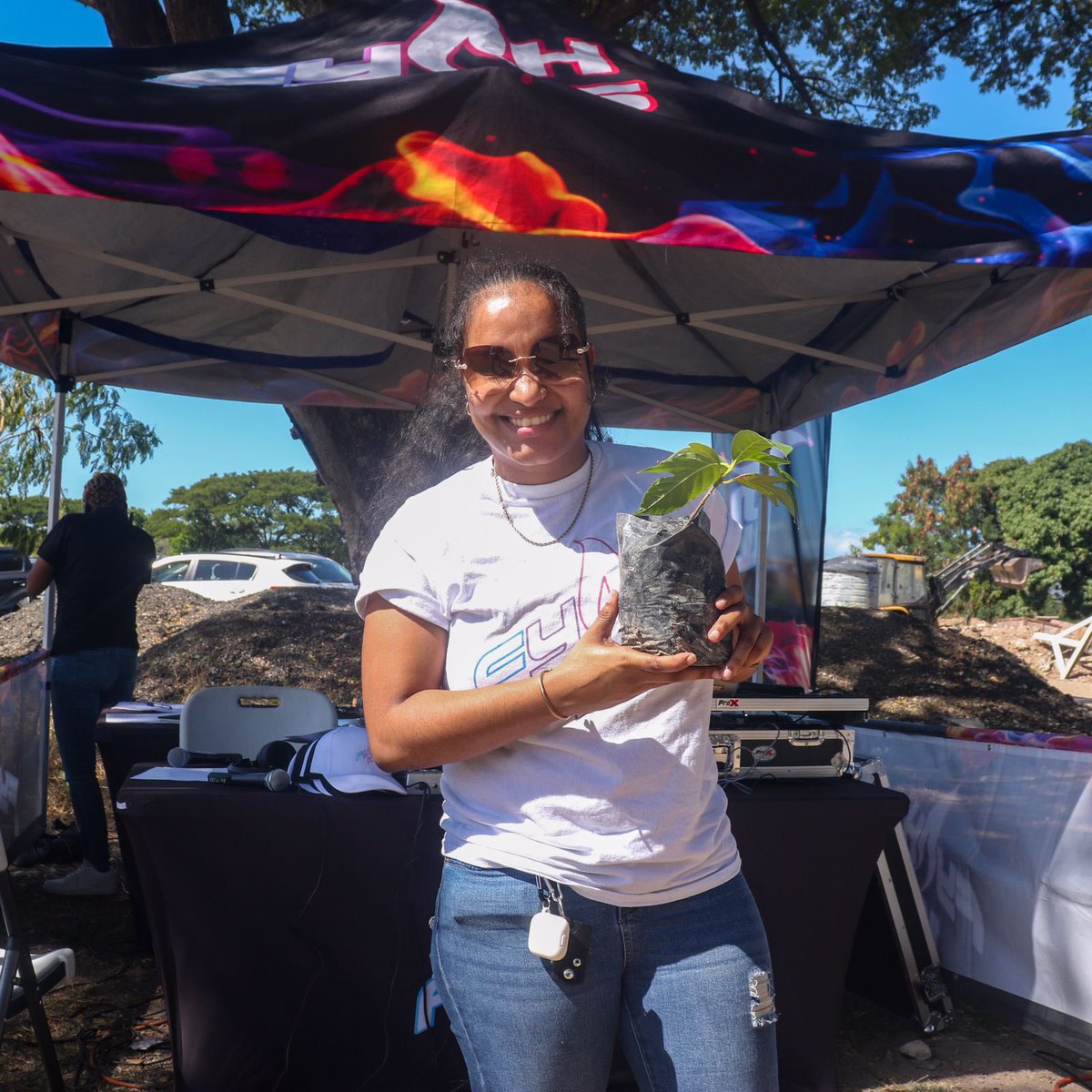 matthewsamuda's tweet photo. We chose this area because of the need for increased tree cover both because of recent infrastructure developments & because of the expected impact of road widening which will come later this year.
@ForestryDeptJa @megjc_jm
#NetGainInTreeCover #NTPI
#Ornamentals #FruitTrees https://t.co/BVoIXBYZ3m