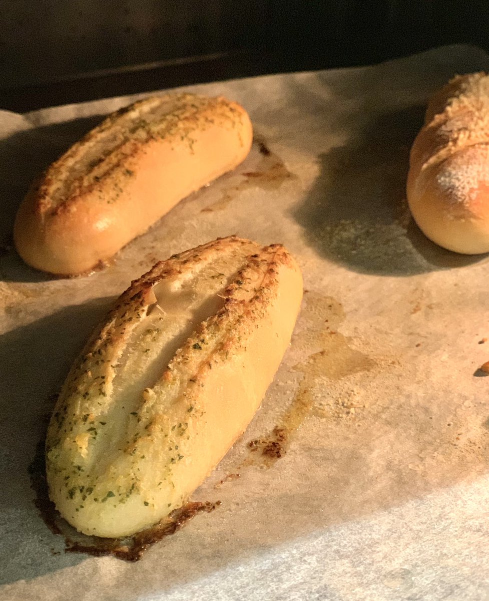 あなたに食べさせたいと思うと、美味しく作れちゃうのかもね(⁎•ᴗ‹｡)ﾈｯ ミニフランスを焼いてみたら、メゾンカイザーのバゲットモンジュみたいって🥖 それは違うわ( ♡´³`)σ