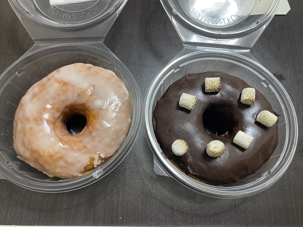 seclu7's tweet photo. 通るたびに可愛いお店🍩って思ってて、キスブサで使われたって知ってから、買うタイミング測っててやっと購入🫥
選んだマシュマロチョコレートが、玉ちゃんも食べてたって買ってから知って、ふふふふふ…💛
#DUNBO
#ダンボドーナツアンドコーヒー https://t.co/nMYbgTGGtb