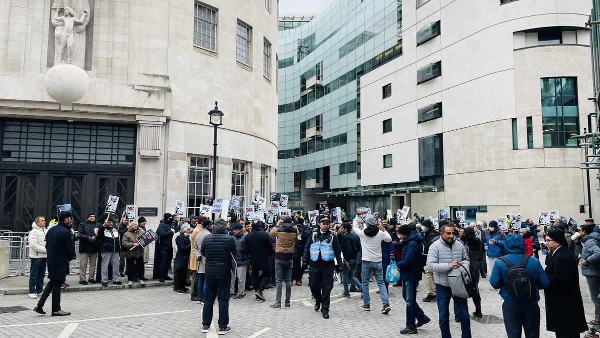 bbc_protest's tweet photo. Live from BBC headquarters in London
#BBCLies
#ProtestAgainstBBC https://t.co/Yv5rJgw2Or