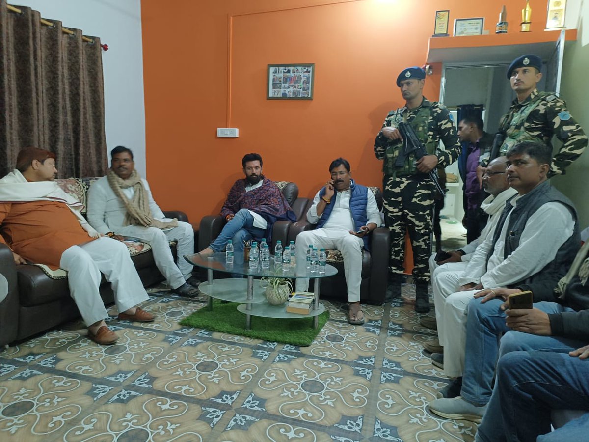 LJP4India's tweet photo. हाजीपुर के फतेहपुर में लोक जनशक्ति पार्टी (रामविलास) के राष्ट्रीय अध्यक्ष आदरणीय श्री @iChiragPaswan जी ने पत्रकार श्री धीरज शर्मा जी के आवास पर उनके परिवार के सदस्यों से मुलाकात की। https://t.co/6VdrVSEDLh